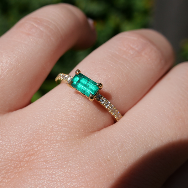 Zelda Ring with 0.56ct Colombian Emerald & Diamonds - 18ct Gold