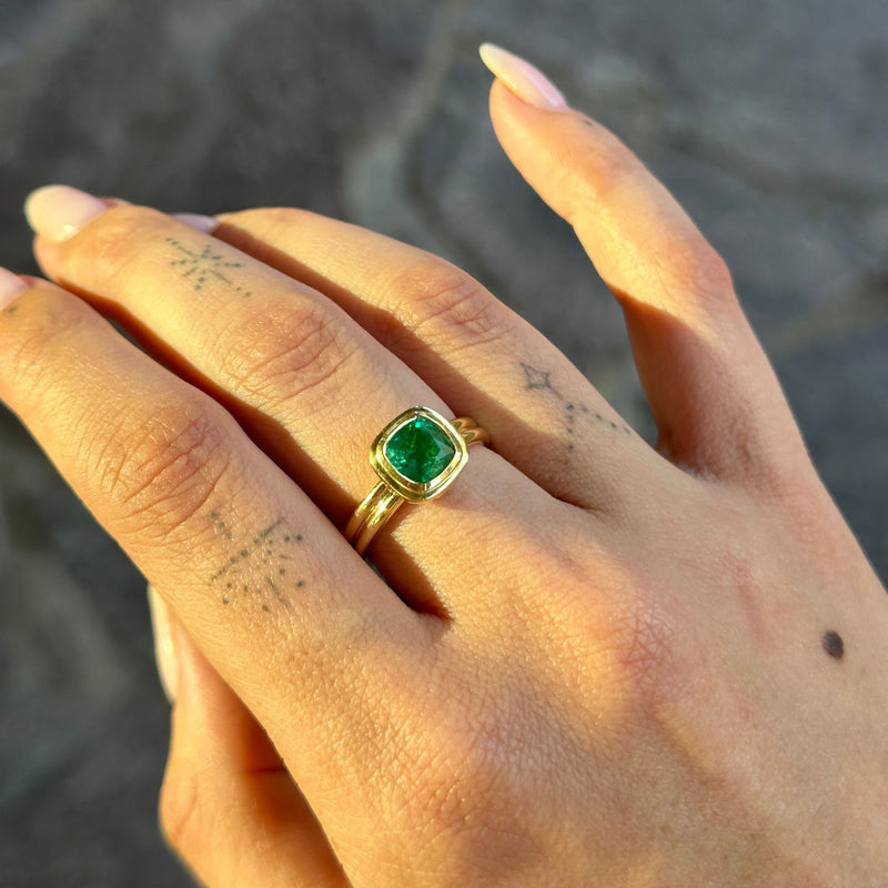 Soleil Ring with Cushion Cut Emerald - 18ct Gold