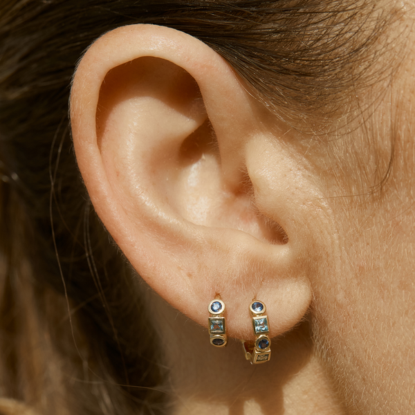 Disco Huggie Blue Medium - 14ct Gold