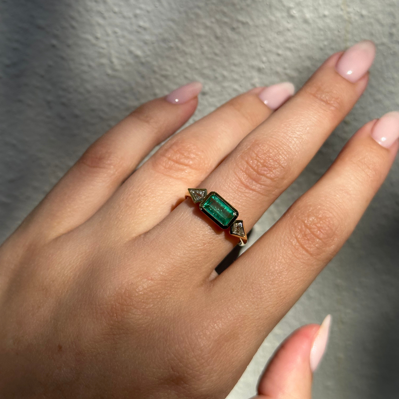 Cairo Three Stone Ring with 1.07ct Colombian Emerald & Diamonds - 18ct Gold