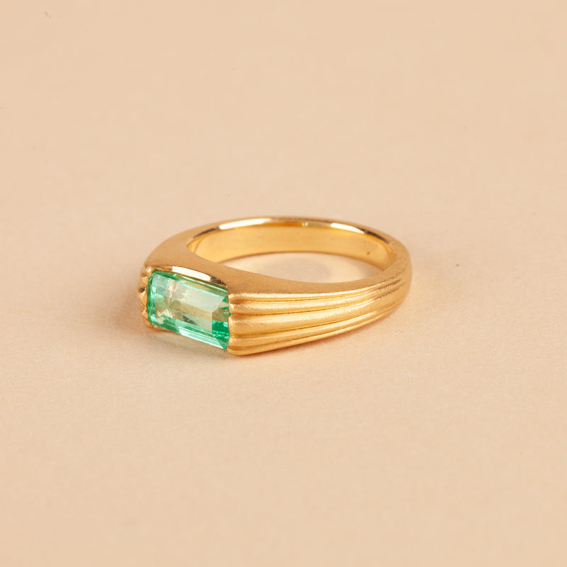 Romeo Ring with Colombian Emerald - 18ct Gold
